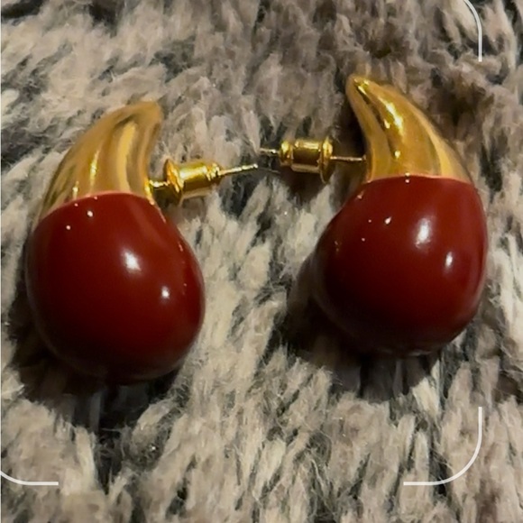 Vintage style Deep Red Gold Tone chunky Hollow Earrings - Picture 3 of 7